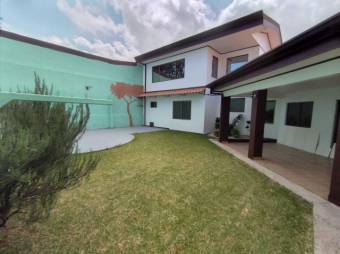 Se vende espaciosa casa con amplio jardín en San francisco de Heredia 24-1442