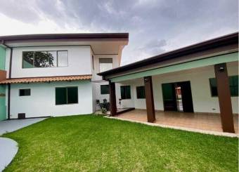 Se vende espaciosa casa con amplio jardín en San francisco de Heredia 24-1442