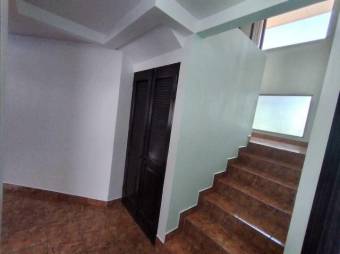 Se vende espaciosa casa con amplio jardín en San francisco de Heredia 24-1442