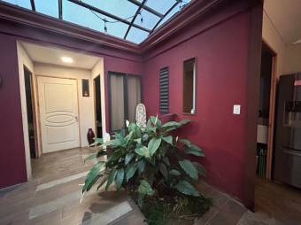 Se vende espaciosa casa con patio en Barrio Fátima de Heredia 23-2610