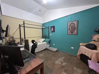 Se vende espaciosa casa con patio en Barrio Fátima de Heredia 23-2610