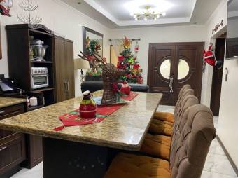 Se vende espaciosa casa con amplio patio en San Antonio de Alajuela 23-960