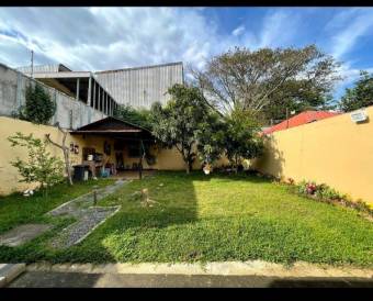 Se vende espaciosa casa con amplio patio en San Antonio de Alajuela 23-960