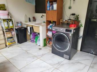 Se vende espaciosa casa con amplio patio en San Antonio de Alajuela 23-960