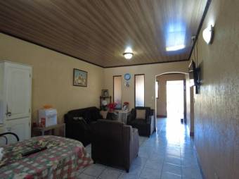 Se vende espaciosa casa con patio y terraza en Coyol de Alajuela 24-1144