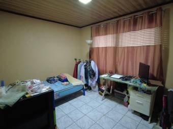 Se vende espaciosa casa con patio y terraza en Coyol de Alajuela 24-1144