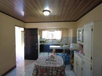 Se vende espaciosa casa con patio y terraza en Coyol de Alajuela 24-1144