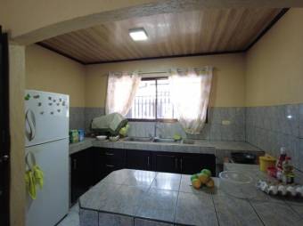 Se vende espaciosa casa con patio y terraza en Coyol de Alajuela 24-1144