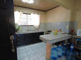 Se vende espaciosa casa con patio y terraza en Coyol de Alajuela 24-1144