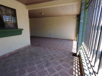 Se vende espaciosa casa con patio y terraza en Coyol de Alajuela 24-1144