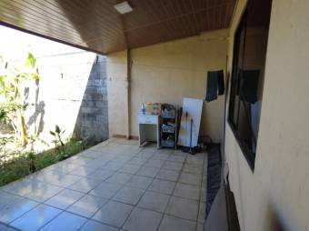 Se vende espaciosa casa con patio y terraza en Coyol de Alajuela 24-1144