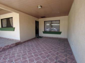 Se vende espaciosa casa con patio y terraza en Coyol de Alajuela 24-1144