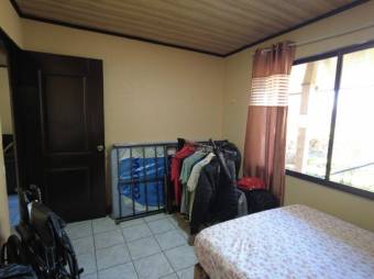 Se vende espaciosa casa con patio y terraza en Coyol de Alajuela 24-1144