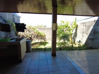 Se vende espaciosa casa con patio y terraza en Coyol de Alajuela 24-1144