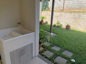 Se vende casa con patio y terraza en condominio de Santo Domingo en Heredia 23-1189