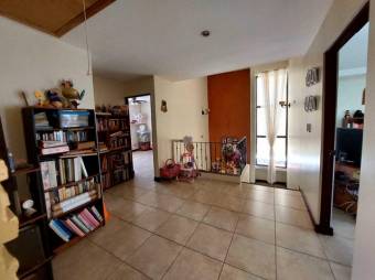 Se vende casa con patio y terraza en condominio de La Ribera de Belén 24-1313