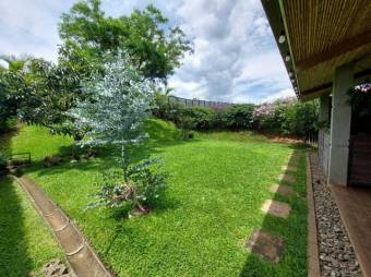 Se vende espaciosa casa con patio y terraza en Guácima de Alajuela 24-813