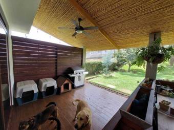 Se vende espaciosa casa con patio y terraza en Guácima de Alajuela 24-813