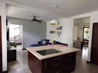 Se vende espaciosa casa con patio y terraza en Guácima de Alajuela 24-813