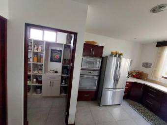 Se vende espaciosa casa con patio y terraza en Guácima de Alajuela 24-813