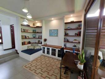 Se vende espaciosa casa con patio y terraza en Guácima de Alajuela 24-813