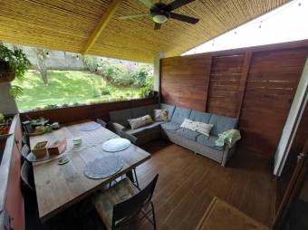 Se vende espaciosa casa con patio y terraza en Guácima de Alajuela 24-813