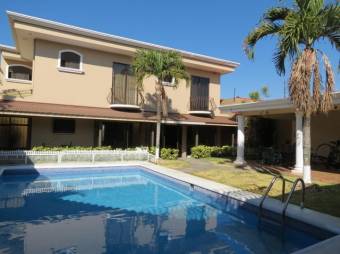Se vende moderna casa con patio y piscina en La Asunción de Belén 23-2782 