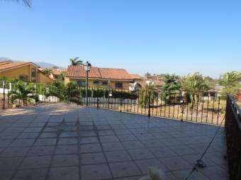 Se vende moderna casa con patio y piscina en La Asunción de Belén 23-2782 
