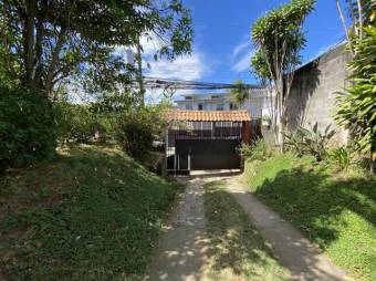 Se vende moderna casa con uso de suelo mixto, patio y terraza en San Pablo de Heredia 24-1050