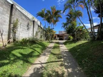 Se vende moderna casa con uso de suelo mixto, patio y terraza en San Pablo de Heredia 24-1050
