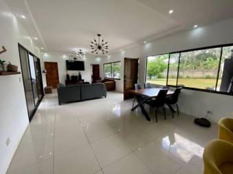 Se vende casa con amplio lote de 1,957m2 en Guácima de Alajuela 24-1393
