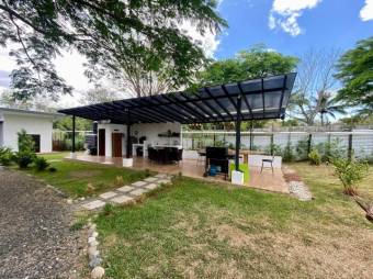 Se vende casa con amplio lote de 1,957m2 en Guácima de Alajuela 24-1393