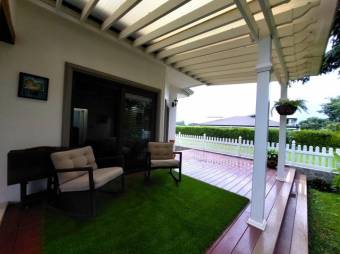 Se vende hermosa casa con patio y terraza en condómino de Guácima de Alajuela 24-919
