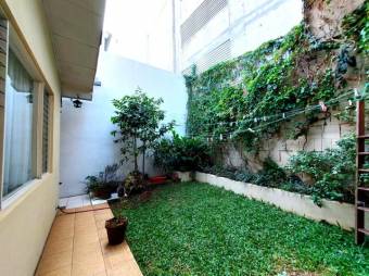 Se vende espaciosa casa con patio en zona de alta plusvalía de Sabana Sur 23-1814