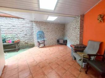 Se vende espaciosa casa con patio y terraza en freses de Granadilla 24-1364