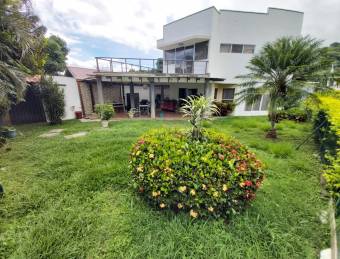 VENTA AMPLIA CASA INDEPENDIENTE CON 4 HABITACIONES SANTA ANA  SERVICIO