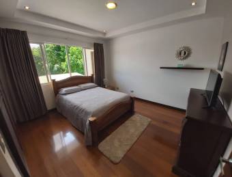 SPACIOUS INDEPENDENT HOUSE FOR SALE WITH 4 BEDROOMS SANTA ANA  SERVICE