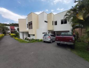 VENTA AMPLIA CASA INDEPENDIENTE CON 4 HABITACIONES SANTA ANA  SERVICIO