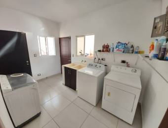 VENTA AMPLIA CASA INDEPENDIENTE CON 4 HABITACIONES SANTA ANA  SERVICIO