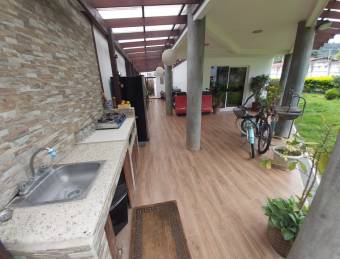 VENTA AMPLIA CASA INDEPENDIENTE CON 4 HABITACIONES SANTA ANA  SERVICIO