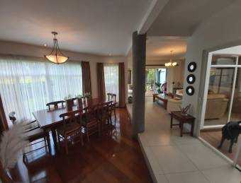 SPACIOUS INDEPENDENT HOUSE FOR SALE WITH 4 BEDROOMS SANTA ANA  SERVICE