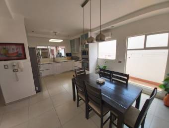 VENTA AMPLIA CASA INDEPENDIENTE CON 4 HABITACIONES SANTA ANA  SERVICIO