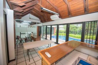 Se alquila casa con uso de suelo mixto y piscina en Uruca de San José 23-2921