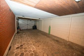 Se alquila casa con uso de suelo mixto y piscina en Uruca de San José 23-2921
