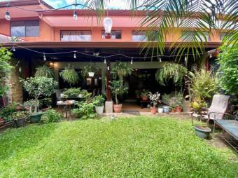 Se alquila espaciosa casa con patio y piscina en condominio de San Rafael de Escazu 24-1233