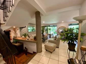 Se alquila espaciosa casa con patio y piscina en condominio de San Rafael de Escazu 24-1233
