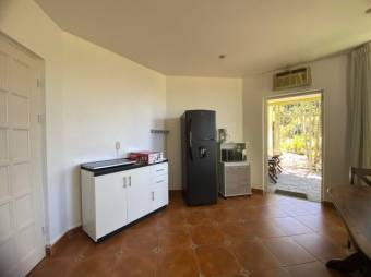 Se alquila espacioso apartamento amueblado con terraza en Santa Ana de San José 24-1230