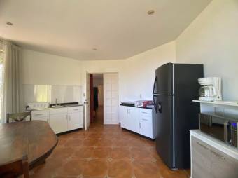 Se alquila espacioso apartamento amueblado con terraza en Santa Ana de San José 24-1230
