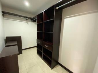 Se alquila apartamento en lujoso condominio de San Rafael en Escazú 24-419