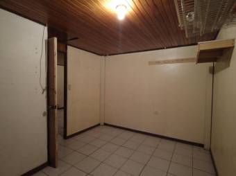 Se vende espaciosa casa junto con un apartamento en Curridabat de San José 23-3440